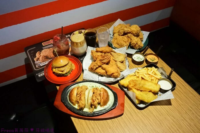 屏東縣琉球鄉小琉球美食【阿娟早餐店】現炸肉排＄２０好大袋！熱量爆表！招牌超夯花生炸肉蛋漢堡│小琉球早餐│白沙尾漁港