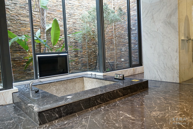 台中市南屯區台中芭蕾城堡酒店》頂級villa房型，泳池SPA好享受，不出國也能體驗異國風情的魅力