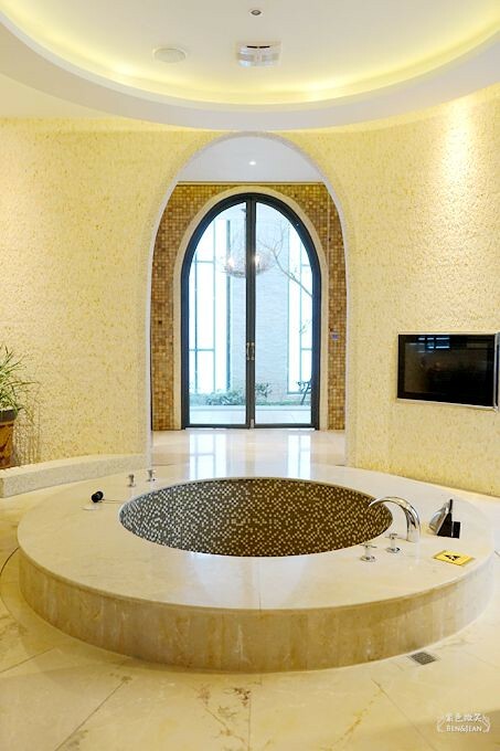 台中市南屯區台中芭蕾城堡酒店》頂級villa房型，泳池SPA好享受，不出國也能體驗異國風情的魅力