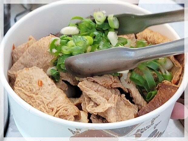 【豐原】灶腳古早味蒜香烏龍豆干~逛豐原太平洋夜市必吃夜市美食