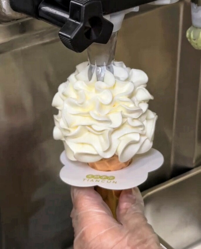 【甜村天然手作】一秒到日本！台灣也吃得到超美的花型霜淇淋了！被飲料店耽誤的霜淇淋店？ - 阿華田的美食日記