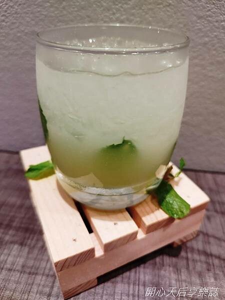 主題餐廳|KIRABASE信義店|星辰偶像展演所,絕地求生快閃店,科幻氛圍、獨特餐點、649調酒暢飲,多元互動