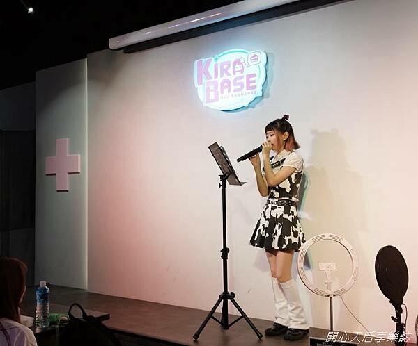 主題餐廳|KIRABASE信義店|星辰偶像展演所,絕地求生快閃店,科幻氛圍、獨特餐點、649調酒暢飲,多元互動