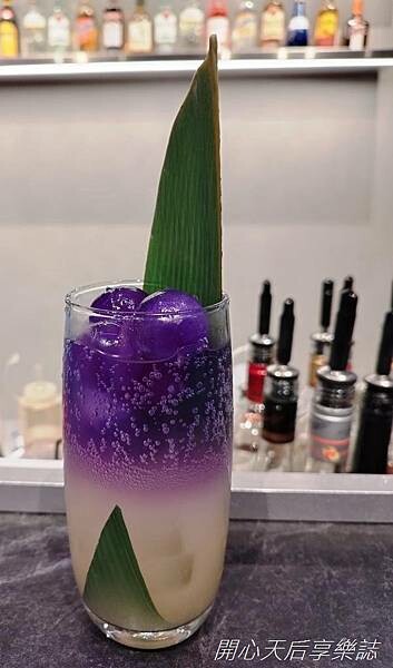 主題餐廳|KIRABASE信義店|星辰偶像展演所,絕地求生快閃店,科幻氛圍、獨特餐點、649調酒暢飲,多元互動