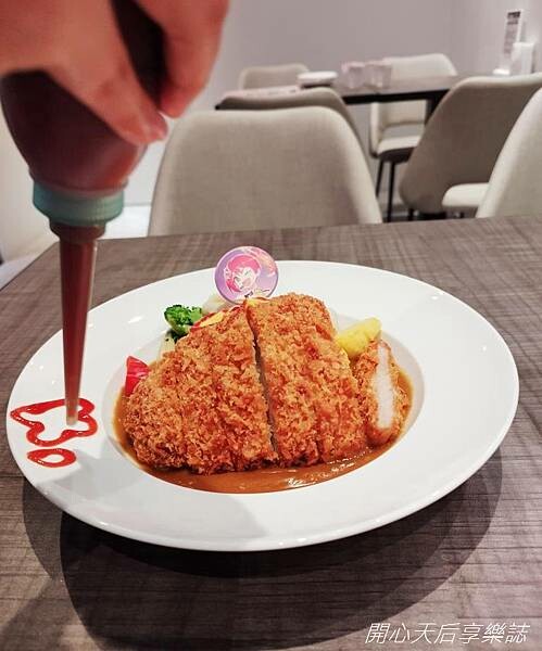 主題餐廳|KIRABASE信義店|星辰偶像展演所,絕地求生快閃店,科幻氛圍、獨特餐點、649調酒暢飲,多元互動