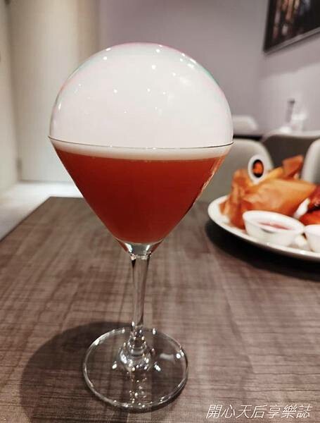 主題餐廳|KIRABASE信義店|星辰偶像展演所,絕地求生快閃店,科幻氛圍、獨特餐點、649調酒暢飲,多元互動