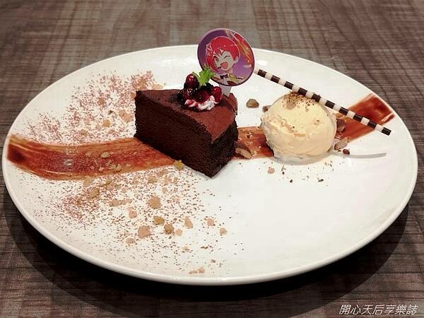 主題餐廳|KIRABASE信義店|星辰偶像展演所,絕地求生快閃店,科幻氛圍、獨特餐點、649調酒暢飲,多元互動