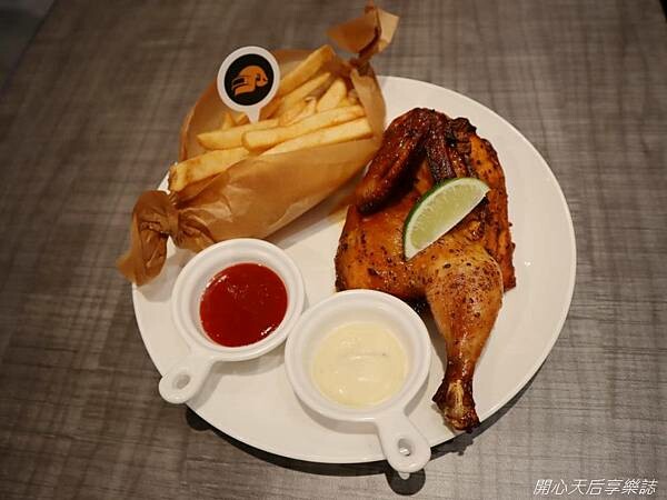 主題餐廳|KIRABASE信義店|星辰偶像展演所,絕地求生快閃店,科幻氛圍、獨特餐點、649調酒暢飲,多元互動