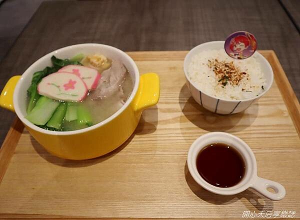 主題餐廳|KIRABASE信義店|星辰偶像展演所,絕地求生快閃店,科幻氛圍、獨特餐點、649調酒暢飲,多元互動