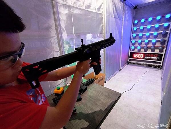 主題餐廳|KIRABASE信義店|星辰偶像展演所,絕地求生快閃店,科幻氛圍、獨特餐點、649調酒暢飲,多元互動