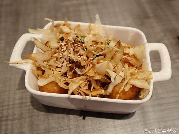 主題餐廳|KIRABASE信義店|星辰偶像展演所,絕地求生快閃店,科幻氛圍、獨特餐點、649調酒暢飲,多元互動