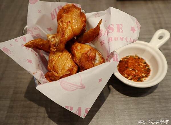 主題餐廳|KIRABASE信義店|星辰偶像展演所,絕地求生快閃店,科幻氛圍、獨特餐點、649調酒暢飲,多元互動