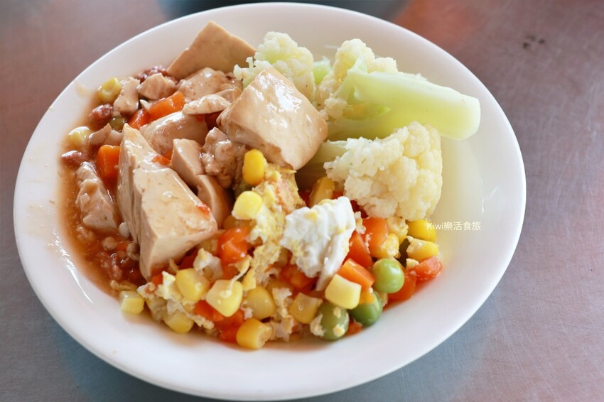 員林爌肉飯推薦｜員林阿政爌肉燒肉飯，隱藏員水路榕樹下小吃推薦爌肉.燒肉.排骨還有自家炒辣也是絕配！