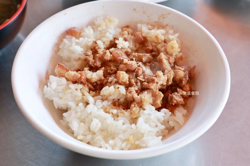 員林爌肉飯推薦｜員林阿政爌肉燒肉飯，隱藏員水路榕樹下小吃推薦爌肉.燒肉.排骨還有自家炒辣也是絕配！