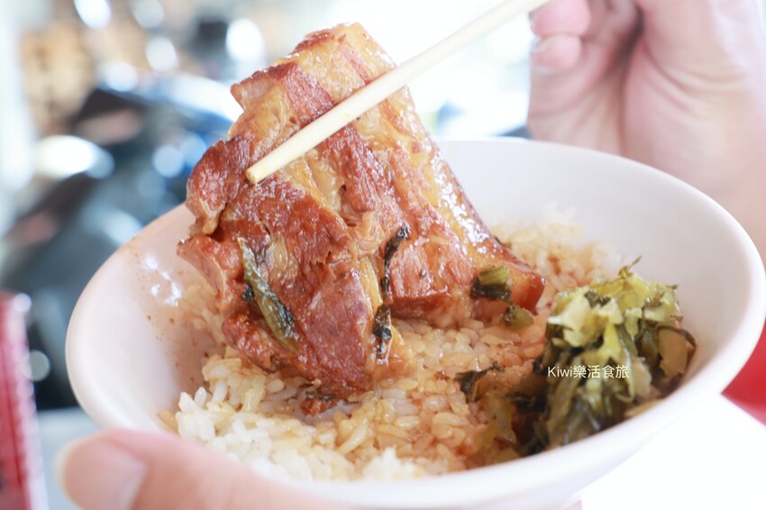 員林爌肉飯推薦｜員林阿政爌肉燒肉飯，隱藏員水路榕樹下小吃推薦爌肉.燒肉.排骨還有自家炒辣也是絕配！