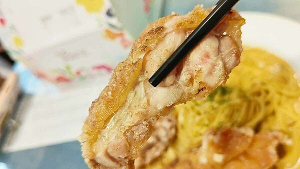 戀焗複合式焗烤屋｜台北ＣＰ值最高的義大利麵店！大雞腿加上義大利麵只要１２０元！