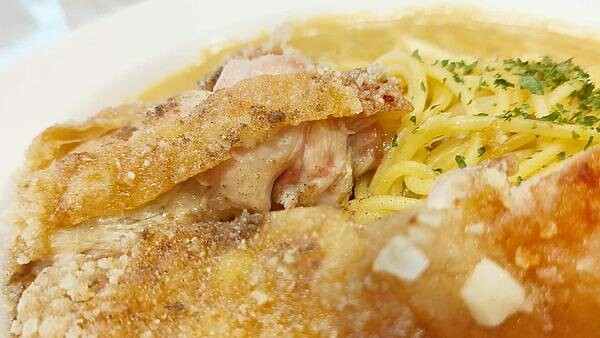 戀焗複合式焗烤屋｜台北ＣＰ值最高的義大利麵店！大雞腿加上義大利麵只要１２０元！