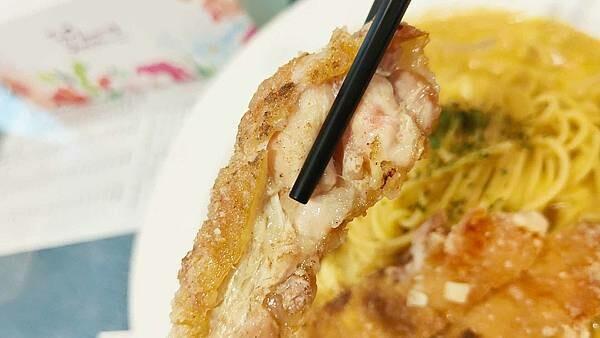 戀焗複合式焗烤屋｜台北ＣＰ值最高的義大利麵店！大雞腿加上義大利麵只要１２０元！