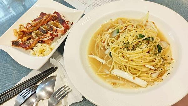 戀焗複合式焗烤屋｜台北ＣＰ值最高的義大利麵店！大雞腿加上義大利麵只要１２０元！