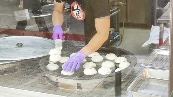 老郭舖山東蔥油餅｜人潮絡繹不絕，開不到五小時的超人氣蔥油餅店