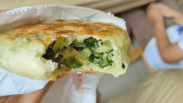 老郭舖山東蔥油餅｜人潮絡繹不絕，開不到五小時的超人氣蔥油餅店