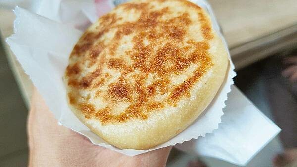 老郭舖山東蔥油餅｜人潮絡繹不絕，開不到五小時的超人氣蔥油餅店