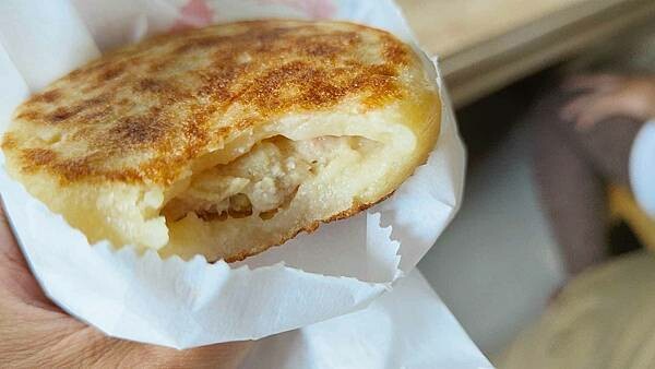 老郭舖山東蔥油餅｜人潮絡繹不絕，開不到五小時的超人氣蔥油餅店