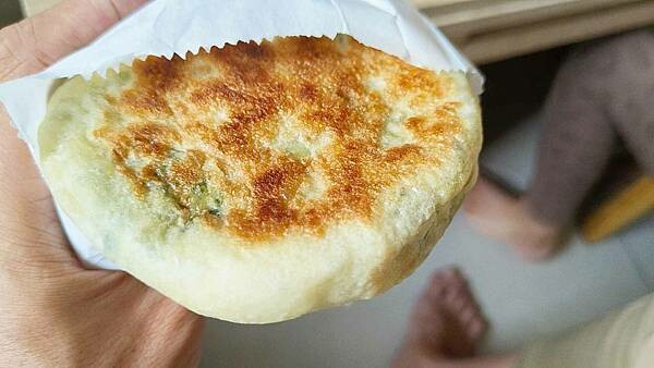 老郭舖山東蔥油餅｜人潮絡繹不絕，開不到五小時的超人氣蔥油餅店