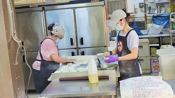 老郭舖山東蔥油餅｜人潮絡繹不絕，開不到五小時的超人氣蔥油餅店