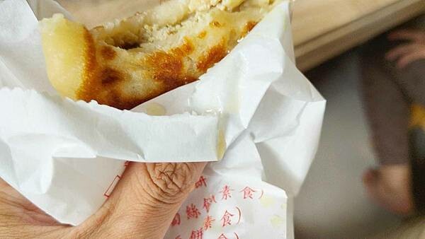 老郭舖山東蔥油餅｜人潮絡繹不絕，開不到五小時的超人氣蔥油餅店