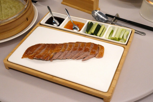 桃園市桃園區全台最美烤鴨餐廳-晶粵軒烤鴨餐廳桃園店，桃園裝潢美、餐點精緻，品粵軒烤鴨套餐，家庭聚會、商務宴客首選