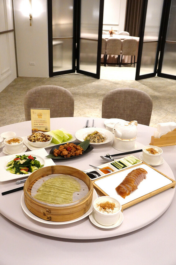 桃園市桃園區全台最美烤鴨餐廳-晶粵軒烤鴨餐廳桃園店，桃園裝潢美、餐點精緻，品粵軒烤鴨套餐，家庭聚會、商務宴客首選