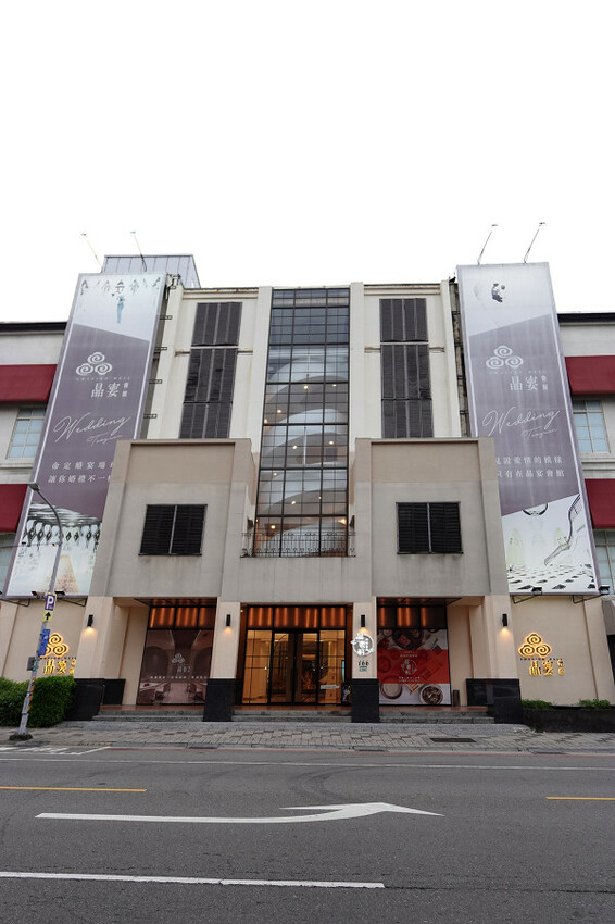 桃園市桃園區全台最美烤鴨餐廳-晶粵軒烤鴨餐廳桃園店，桃園裝潢美、餐點精緻，品粵軒烤鴨套餐，家庭聚會、商務宴客首選