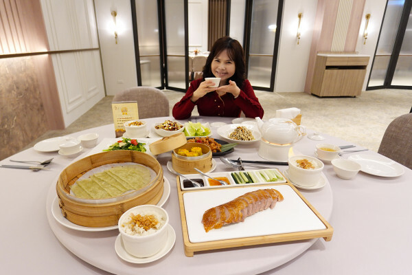 桃園市桃園區全台最美烤鴨餐廳-晶粵軒烤鴨餐廳桃園店，桃園裝潢美、餐點精緻，品粵軒烤鴨套餐，家庭聚會、商務宴客首選