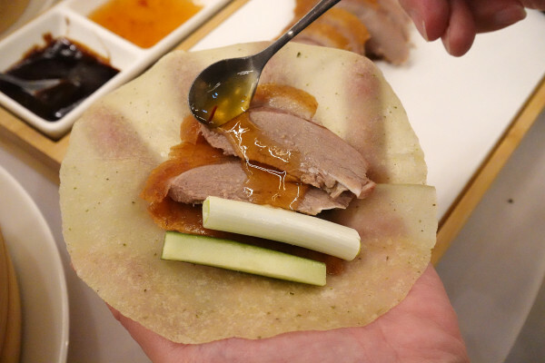 桃園市桃園區全台最美烤鴨餐廳-晶粵軒烤鴨餐廳桃園店，桃園裝潢美、餐點精緻，品粵軒烤鴨套餐，家庭聚會、商務宴客首選