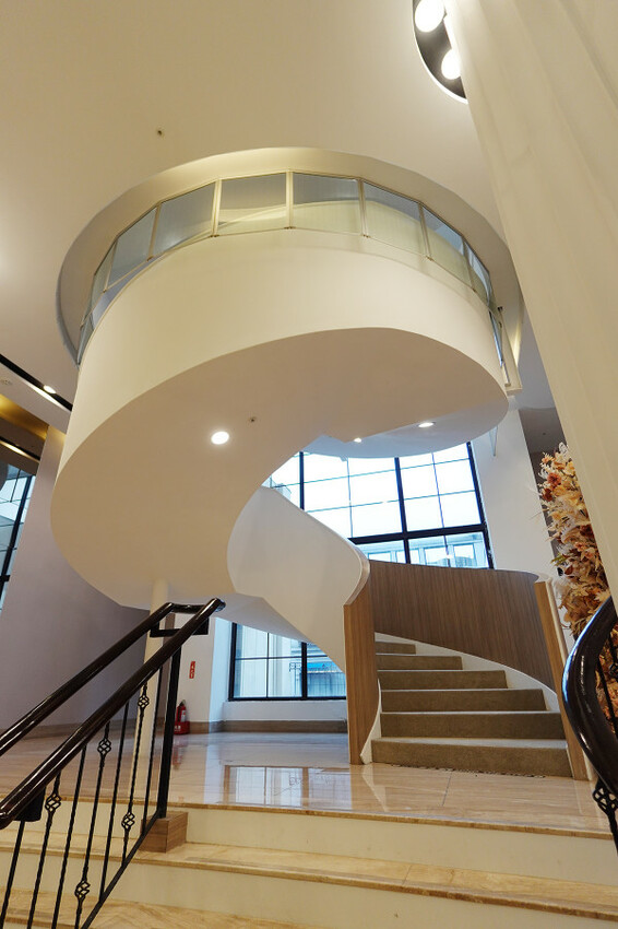 桃園市桃園區全台最美烤鴨餐廳-晶粵軒烤鴨餐廳桃園店，桃園裝潢美、餐點精緻，品粵軒烤鴨套餐，家庭聚會、商務宴客首選