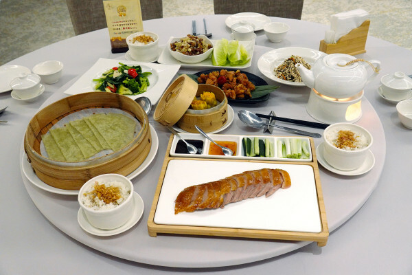 桃園市桃園區全台最美烤鴨餐廳-晶粵軒烤鴨餐廳桃園店，桃園裝潢美、餐點精緻，品粵軒烤鴨套餐，家庭聚會、商務宴客首選