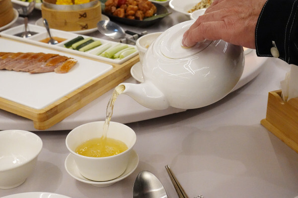 桃園市桃園區全台最美烤鴨餐廳-晶粵軒烤鴨餐廳桃園店，桃園裝潢美、餐點精緻，品粵軒烤鴨套餐，家庭聚會、商務宴客首選