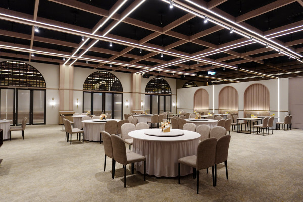 桃園市桃園區全台最美烤鴨餐廳-晶粵軒烤鴨餐廳桃園店，桃園裝潢美、餐點精緻，品粵軒烤鴨套餐，家庭聚會、商務宴客首選