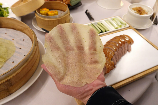 桃園市桃園區全台最美烤鴨餐廳-晶粵軒烤鴨餐廳桃園店，桃園裝潢美、餐點精緻，品粵軒烤鴨套餐，家庭聚會、商務宴客首選