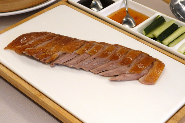 桃園市桃園區全台最美烤鴨餐廳-晶粵軒烤鴨餐廳桃園店，桃園裝潢美、餐點精緻，品粵軒烤鴨套餐，家庭聚會、商務宴客首選