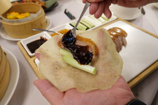 桃園市桃園區全台最美烤鴨餐廳-晶粵軒烤鴨餐廳桃園店，桃園裝潢美、餐點精緻，品粵軒烤鴨套餐，家庭聚會、商務宴客首選