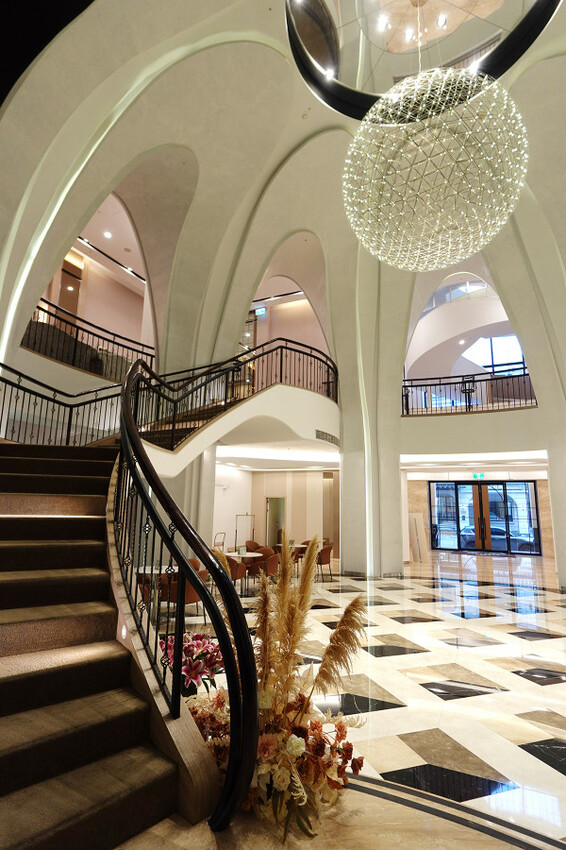 桃園市桃園區全台最美烤鴨餐廳-晶粵軒烤鴨餐廳桃園店，桃園裝潢美、餐點精緻，品粵軒烤鴨套餐，家庭聚會、商務宴客首選