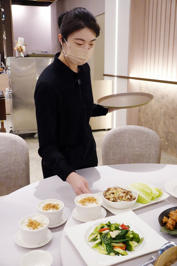 桃園市桃園區全台最美烤鴨餐廳-晶粵軒烤鴨餐廳桃園店，桃園裝潢美、餐點精緻，品粵軒烤鴨套餐，家庭聚會、商務宴客首選