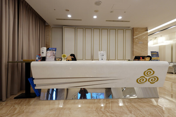 桃園市桃園區全台最美烤鴨餐廳-晶粵軒烤鴨餐廳桃園店，桃園裝潢美、餐點精緻，品粵軒烤鴨套餐，家庭聚會、商務宴客首選