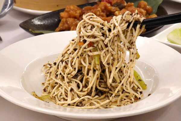 桃園市桃園區全台最美烤鴨餐廳-晶粵軒烤鴨餐廳桃園店，桃園裝潢美、餐點精緻，品粵軒烤鴨套餐，家庭聚會、商務宴客首選