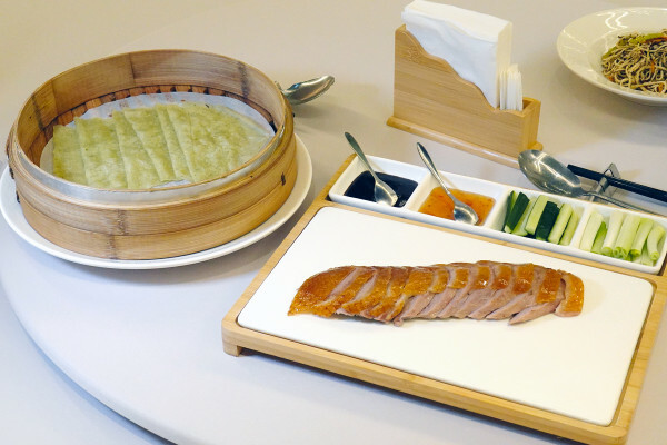 桃園市桃園區全台最美烤鴨餐廳-晶粵軒烤鴨餐廳桃園店，桃園裝潢美、餐點精緻，品粵軒烤鴨套餐，家庭聚會、商務宴客首選