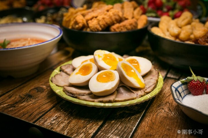 中壢拉麵吃到飽-山禾堂草莓祭正式登場！產地新鮮直送的草莓還有各式各樣的拉麵讓同學們吃個過癮！看是想吃香菜拉麵還是皮蛋拉麵都有喔喔喔！（邀約 @圍事小哥的幸福相框