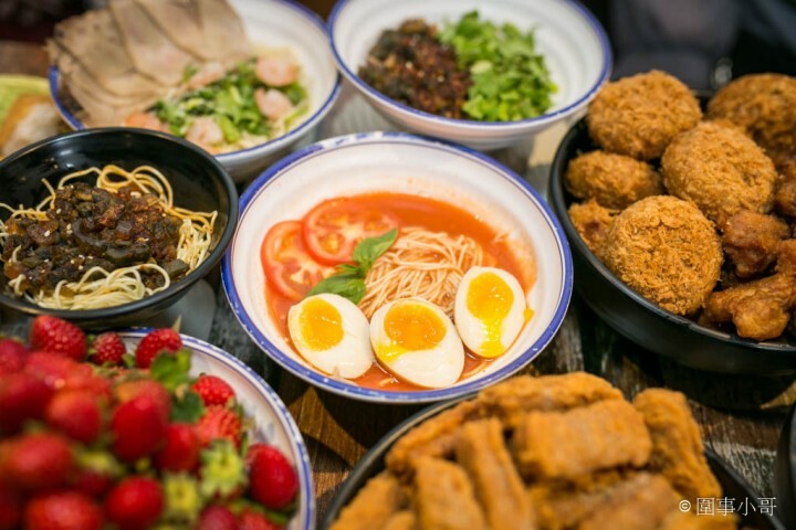 中壢拉麵吃到飽-山禾堂草莓祭正式登場！產地新鮮直送的草莓還有各式各樣的拉麵讓同學們吃個過癮！看是想吃香菜拉麵還是皮蛋拉麵都有喔喔喔！（邀約 @圍事小哥的幸福相框