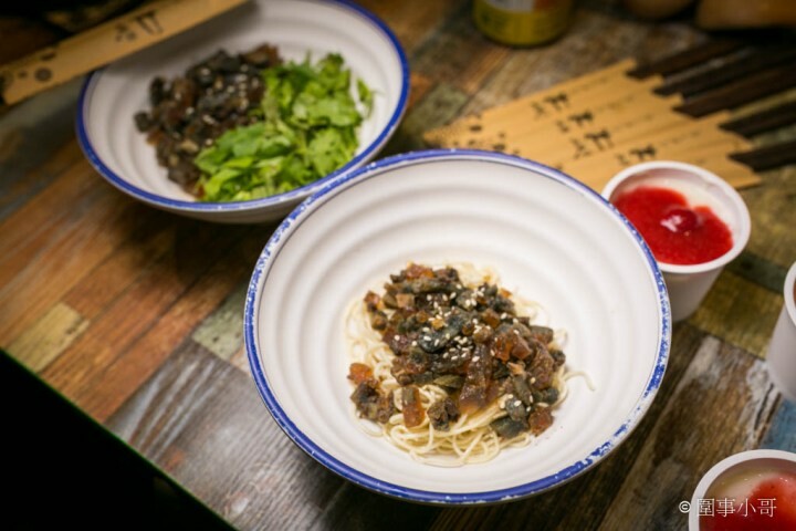 中壢拉麵吃到飽-山禾堂草莓祭正式登場！產地新鮮直送的草莓還有各式各樣的拉麵讓同學們吃個過癮！看是想吃香菜拉麵還是皮蛋拉麵都有喔喔喔！（邀約 @圍事小哥的幸福相框